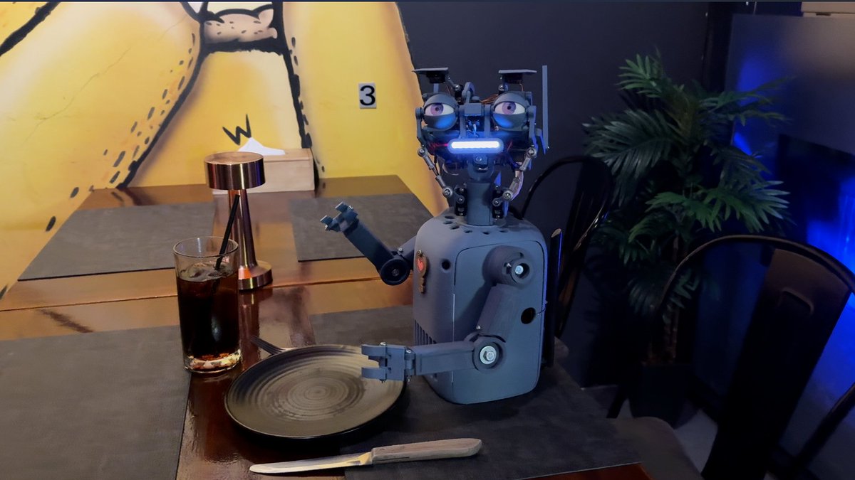 SHOW RoboticsのAIロボットVitaがレストランのテーブルに座っている様子