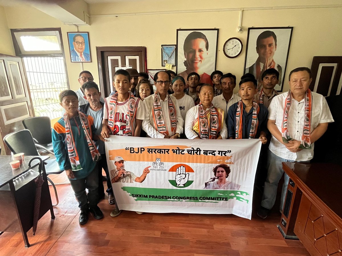 INCSikkim's tweet image. The SPCC, led by Shri Gopal Chettri Ji, held a protest in Gangtok against BJP’s “Vote Chori”, joining Shri Rahul Gandhi Ji’s nationwide campaign. This fight is for the Constitution, democracy &amp;amp; voter rights. Sikkim stands united to protect people’s mandate. ✊🇮🇳

#VoteChori #SPCC