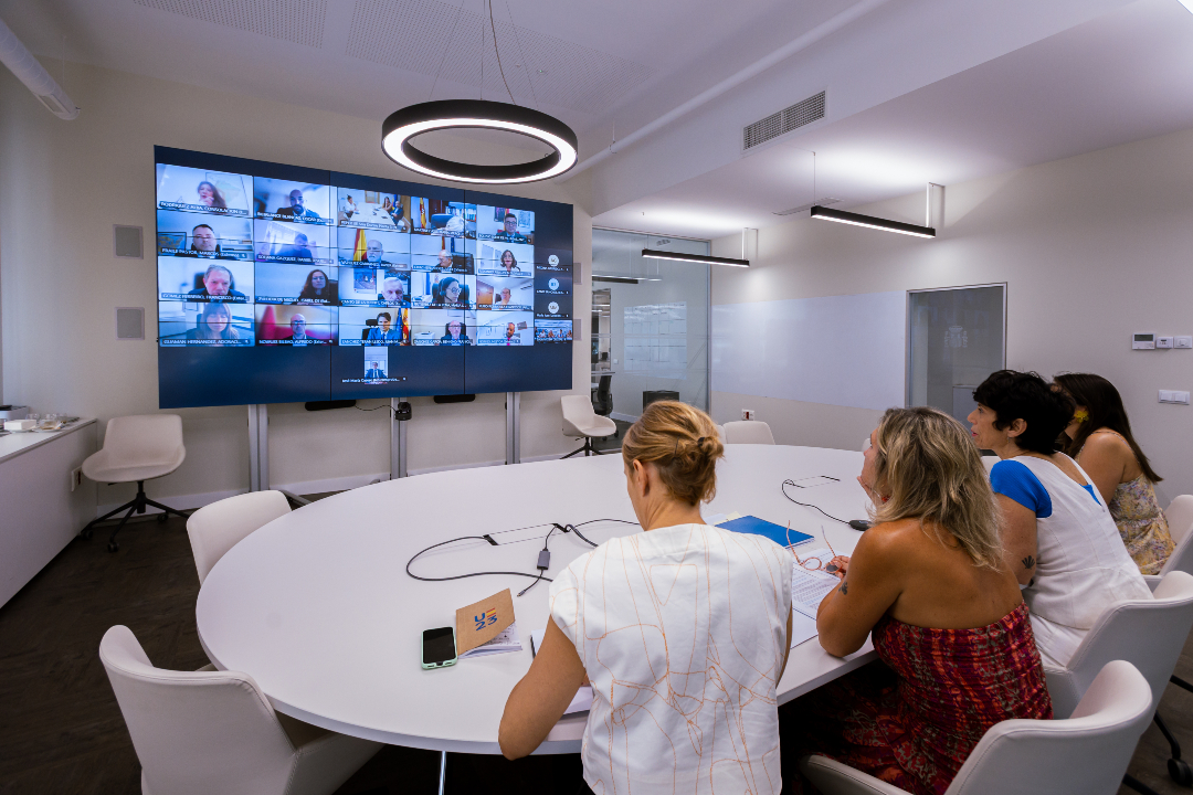 1/ Las consejerías son equipos especializados que representan a nuestros ministerios en el exterior y apoyan a la ciudadanía española fuera del país.

Están organizadas de forma similar a los ministerios, aunque algunas gestionan varias materias.

👇