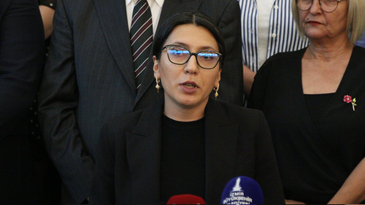 yenipartizmiril's tweet photo. İzmir'den İstanbul'a selam olsun! 

İstanbul İl Başkanlığımızın yaşamış olduğu hukuksuz sürece  karşı, yol arkadaşlarımıza destek olmak için İzmir Büyükşehir Belediye Başkanımız Dr. Cemil Tugay, ilçe belediye başkanlarımız ve İzmir Meclis Grubumuzla birlikte açıklama gerçekleştirdik.