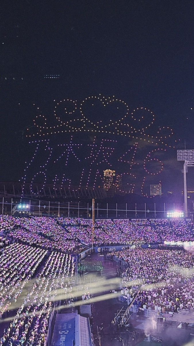 • #ManatsuTour |  A turnê “Midsummer National Tour 2025” chega ao fim! 🌞
16 shows em 7 cidades reunindo cerca de 260.000 pessoas, sendo 152.000 apenas na Jingu ⚾

Esta turnê marcou o 10º ano consecutivo do Nogizaka46 se apresentando neste local.

#乃木坂46
#真夏の全国ツアー