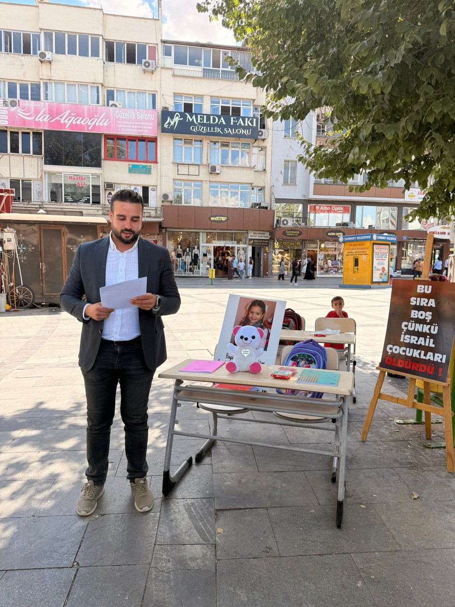 Bugün ülkemizde çocuklar yeni bir eğitim yılına başlarken, Gazze’de hayattan koparılan yavruların sıraları hâlâ boş ve sessiz…

AK Gençlik Gaziantep olarak düzenlediğimiz “Boş Sıralar” etkinliğiyle, mazlum coğrafyalarda susturulan çocukların sesi olmak; insanlığın vicdanına