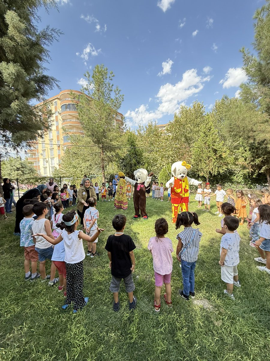 📚✨ Yeni eğitim öğretim yılına “merhaba”!
Miniklerimizin heyecanına ortak olduk, yeni yolculuğumuza sevgi ve mutlulukla başladık. 💛🌸 #okuldailkgünüm
