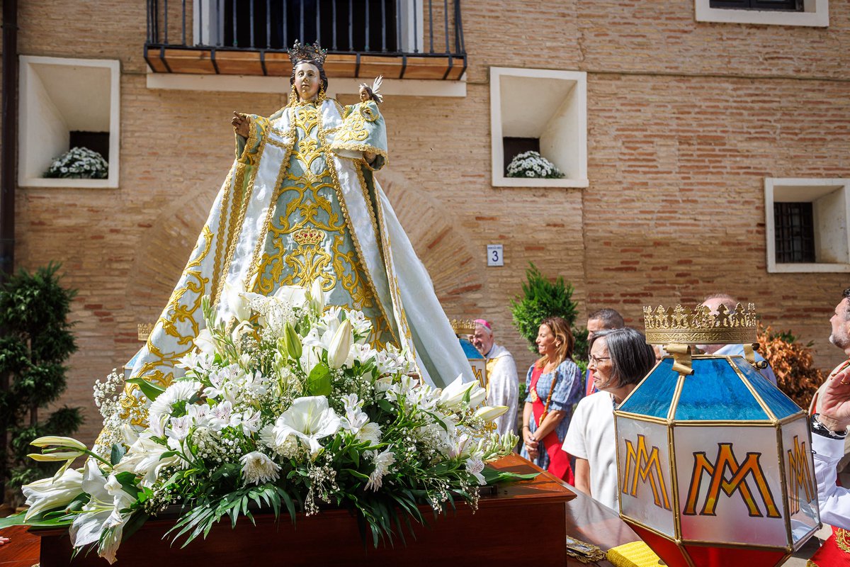 Hoy he acompañado a los vecinos de Monzalbarba a la misa y procesión en honor a su patrona, la Virgen de la Sagrada.
 
Compartir con los vecinos la devoción por su virgen en forma de cantos y bailes es un momento muy emocionante que no me quería perder. 

¡Felices fiestas a