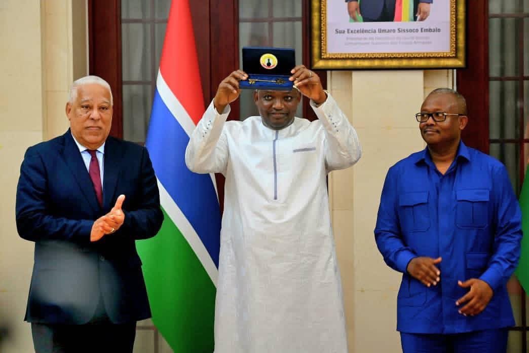 NEWS FLASH: President Barrow awarded Guinea Bissau’s highest honour, the Amílcar Cabral Medal, for his role in strengthening ties. He dedicated it to Gambians, reaffirming unity &amp; friendship. He also received the key to Bissau and paid tribute at Amílcar Cabral’s tomb.