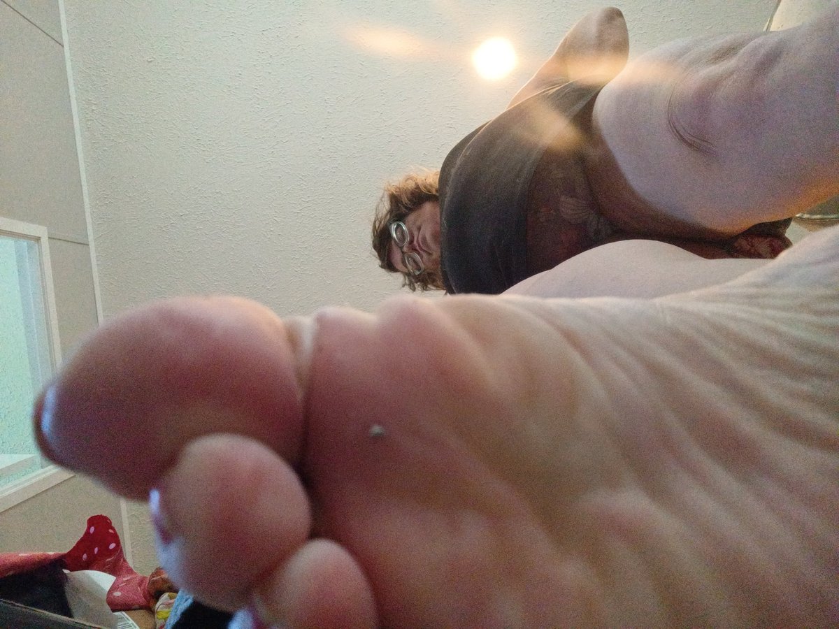 Giantess Pearly the Queen of Vore tweet media