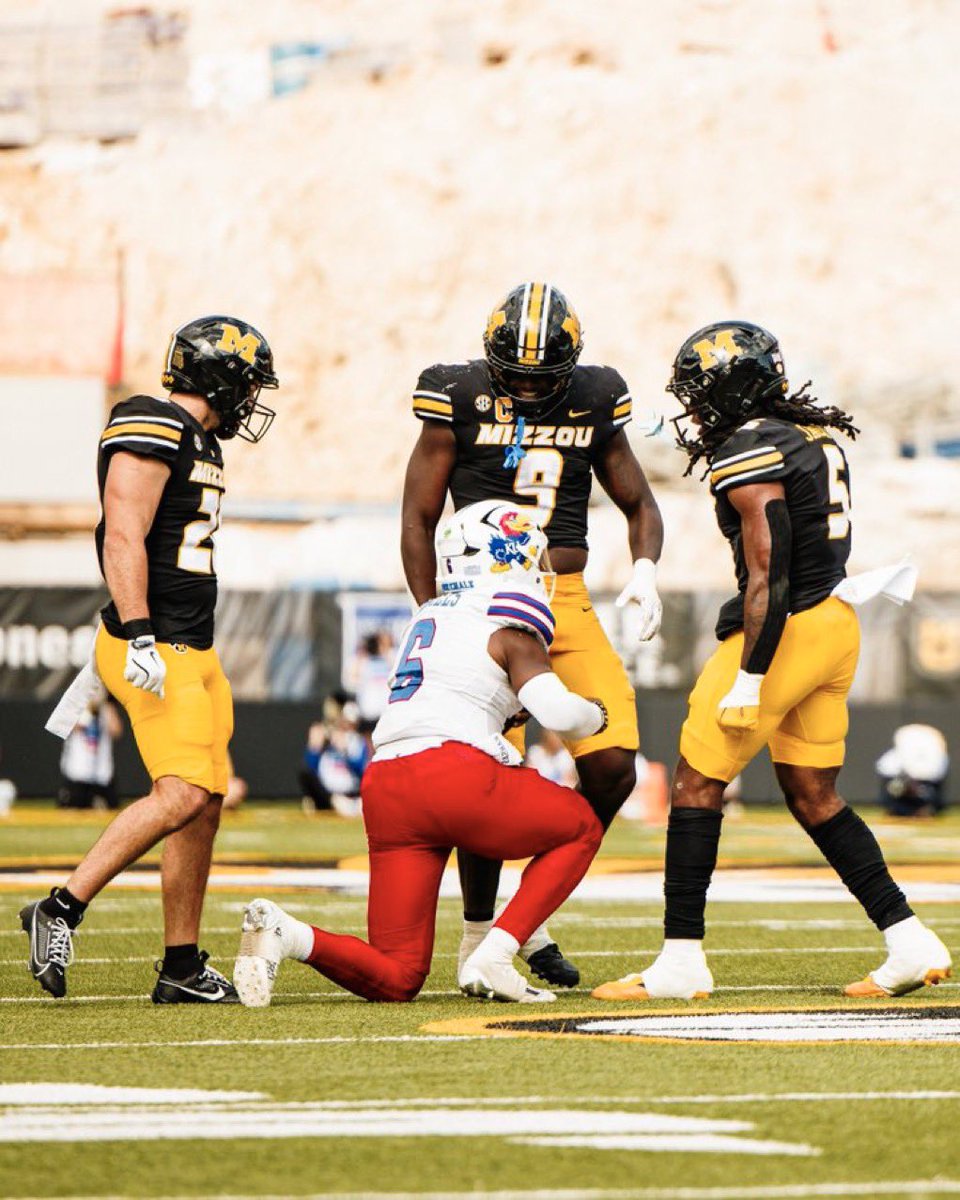 ZouUnleashed's tweet image. What a weekend for Mizzou fans:
- Beat the hell out of kU🐯
- Ranked inside the AP poll 📈
- potentially one of the best offenses in the SEC 👊🏽
- Earns a commitment from 5 star basketball player Toni Bryant🏀⭐️