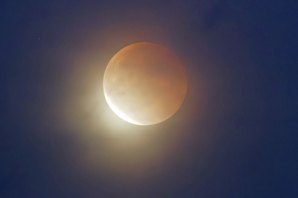 Pour la première fois, j'ai assisté et essayé de photographier la lune rouge ce 7 septembre, depuis la montée du col du Coq.
J'ai encore des progrès à faire, mais le spectacle était très beau
#lunerouge #lunesang #eclipsedelune