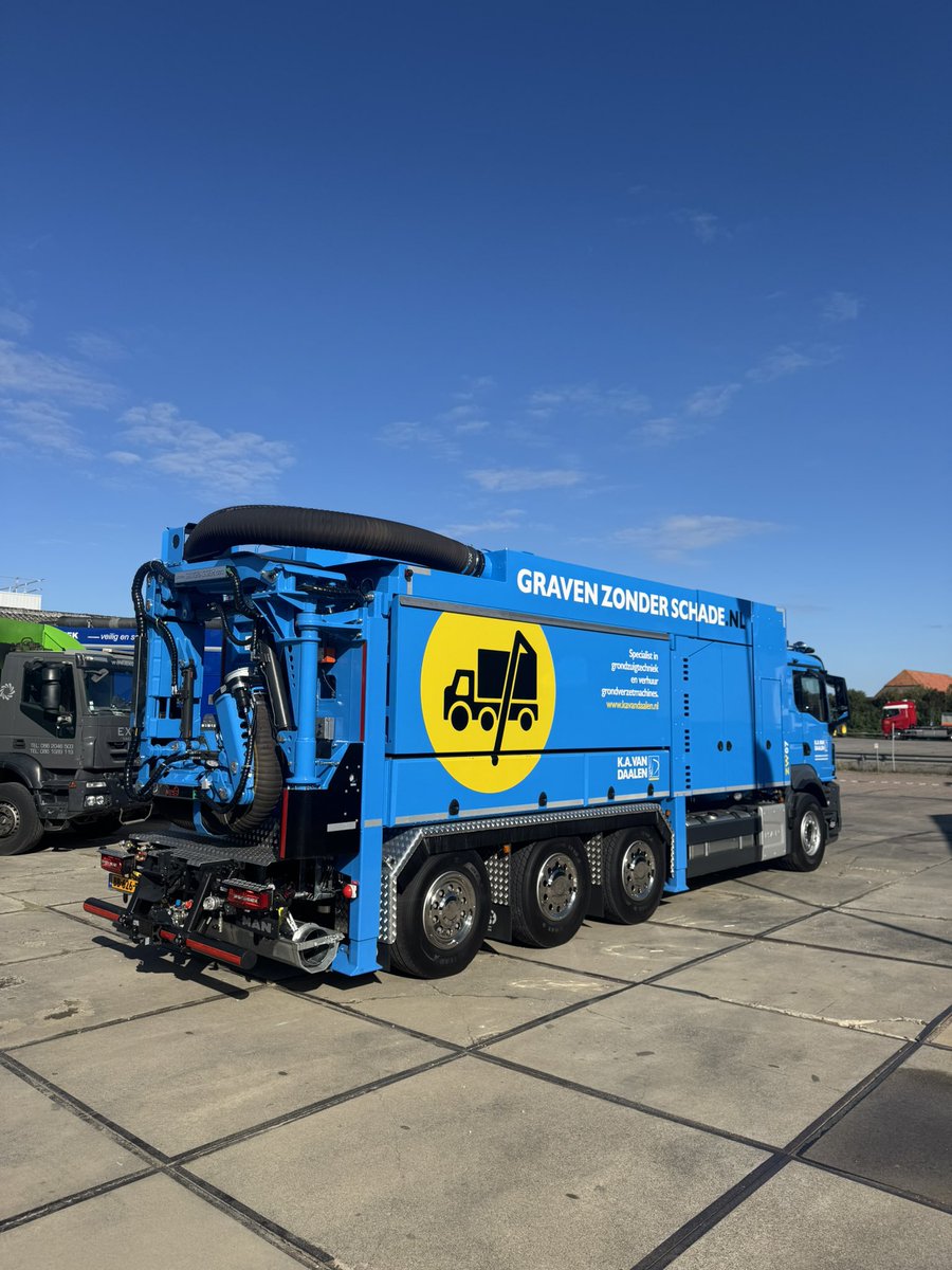 Vanmorgen hebben wij een nieuwe #grondzuigwagen opgehaald.
Deze wagen is van alle gemakken voorzien zoals o.a een draaikop, evo-power arm, power+ turbines💨, vuilwaterpomp 💦, en nog meer.
We wensen Chris veel veilige, schadevrije en vooral plezierige uren toe met deze wagen💙