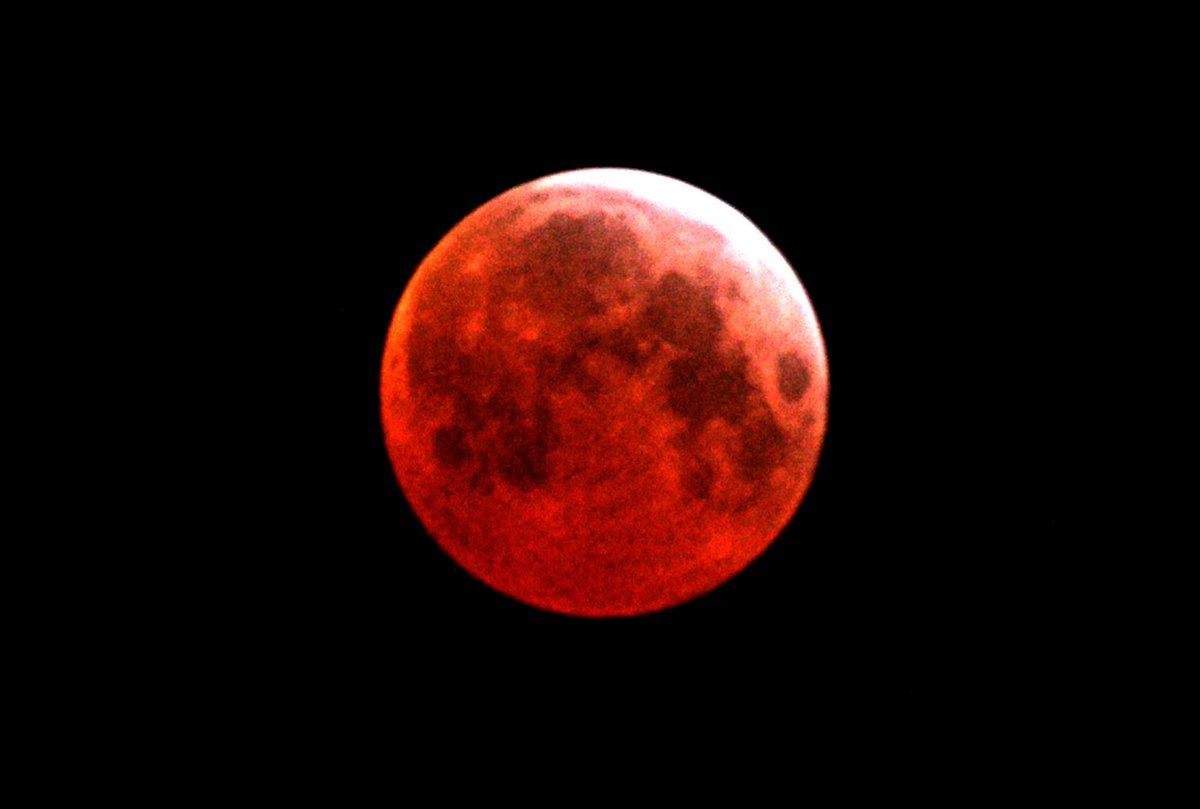 TimeBlasts's tweet photo. Ancient Mesopotamians saw a blood moon as a direct threat to their king. To deflect the omen, they'd use a substitute king during the eclipse, while the real one went into hiding. #BloodMoon #History #Mesopotamia https://t.co/vmZ02GbIzX
