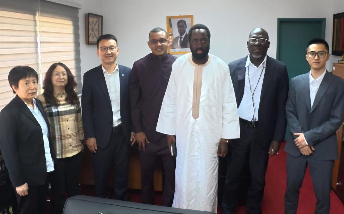 Baaywaly's tweet photo. Renforcement de la coopération sino-sénégalaise pour une souveraineté pharmaceutique durable 🇸🇳🤝🇨🇳
Suite à la visite officielle de Son Excellence Monsieur le Premier Ministre Ousmane Sonko en Chine, j’ai eu l’honneur de recevoir le Groupe #Genertec-Meheco, éminent acteur chinois de la production et de la distribution de médicaments, en compagnie de son partenaire au Sénégal, #Avenir Médical, ainsi que de la #Delivery Unit du Ministère de la Santé et de l’Action sociale.
Nos échanges stratégiques ont porté sur :
• La consolidation de la coopération sino-sénégalaise dans le domaine médical ;
• L’installation d’unités locales de production de médicaments et de produits essentiels, pour réduire notre dépendance extérieure ;
• La formation, le renforcement des capacités et le transfert de technologies, afin d’accroître notre autonomie pharmaceutique.
Ces perspectives s’inscrivent pleinement dans la vision du #RéférentielSénégal2050 , qui met l’accent sur un système de santé moderne, résilient et souverain, au service du bien-être de nos populations.
Ensemble, nous œuvrons à bâtir un Sénégal capable de répondre durablement à ses besoins de santé et de garantir l’accès universel aux produits pharmaceutiques essentiels.
#Sénégal2050 #SantéPourTous #CoopérationInternationale #SouverainetéPharmaceutique #Innovation #Leadership
Dr Seydou Diallo
Directeur Général
SEN – Pharmacie Nationale d’Approvisionnement