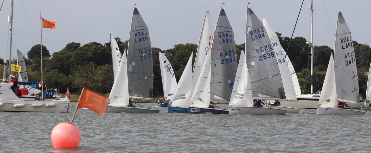 #larkclass action at the Waldringfield Sailing Club Cartoon Trophy part of the @craftinsure Lark Class Traveller Series.

Photos Alexis Smith.

#dinghyracinguk #larksailing #larkdinghy #sailinguk