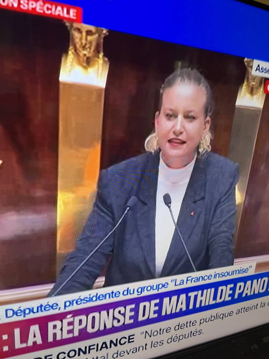 De manière totalement inédite dans l’enceinte de l’Assemblée Nationale, 
Madame Panot, 
de La France dite Insoumise, commence son discours par cette formule aux accents révolutionnaires bas de gamme:

PRÉSIDENTE ! , 
COLLÈGUES ! , 
MINISTRES ! »