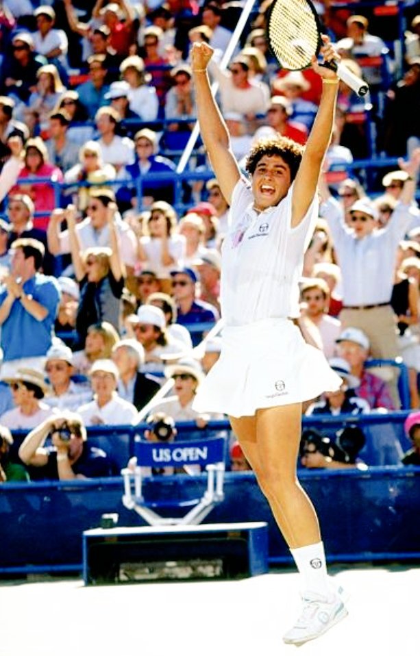 A 35 años de estas bellísimas imágenes de Campeona! Toda la gloria para la Inigualable <a href="/sabatinigabyok/">Gabriela Sabatini</a> en el <a href="/usopen/">US Open Tennis</a> ese 8 de septiembre pero del año 1990 luego de vencer a Steffi Graf y coronarse Reina absoluta de New York! 
SOS INMENSA GABY 🫶
#USOpen