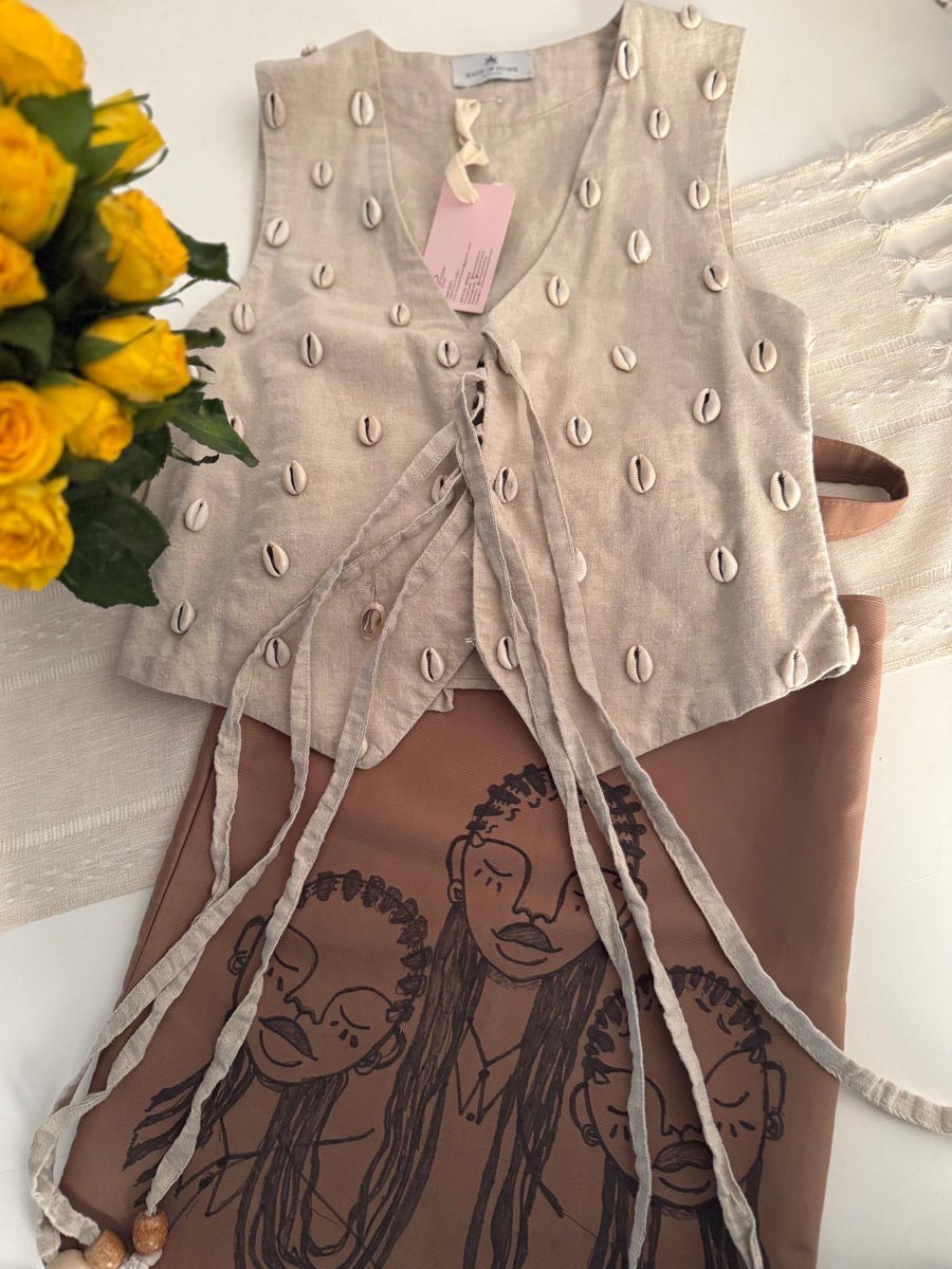 2 whole days of #MadeInZimbabwe <a href="/springfair/">mark James</a> 🙌🏾🇿🇼
#HoStyle <a href="/NMBBankZim/">NMB Bank Zim</a> designers emporium @stjohnsspringfair. loving Nats in our <a href="/hausofstone/">Haus Of Stone Showroom ®</a> #Mvura Waistcoat. #WearZim #BuyLocal