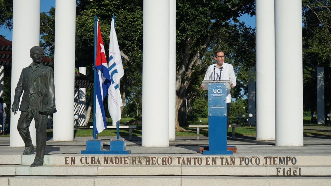 <a href="/PartidoPCC/">Partido Comunista de Cuba</a> <a href="/CubaMES/">MES</a> <a href="/raydelmp/">Raydel Montesino Perurena</a> <a href="/RosadoCU/">Rosado</a> <a href="/BasultoRamirez/">Pedro Luis Basulto Ramírez</a> <a href="/Calibancubano/">Antonio Gutiérrez L.</a> <a href="/GerdysE/">Gerdys Ernesto 🇨🇺</a> <a href="/YanioHdez/">Yanio Hernández </a> <a href="/LilyRuiz70/">Lidia Ruiz</a> <a href="/oneidageorgina2/">Oneida Georgina</a> <a href="/FeuCuba/">FEU de Cuba</a> <a href="/UJCdeCuba/">UJC de Cuba</a> 📌 Al culminar el acto, el rector de nuestra Universidad, <a href="/raydelmp/">Raydel Montesino Perurena</a>, expresó las proyecciones y los retos que nos impone este nuevo comienzo, con el compromiso y la convicción de cumplirlos inspirados por nuestro eterno comandate #FidelCastro. 🇨🇺 #SomosUCI #Cuba