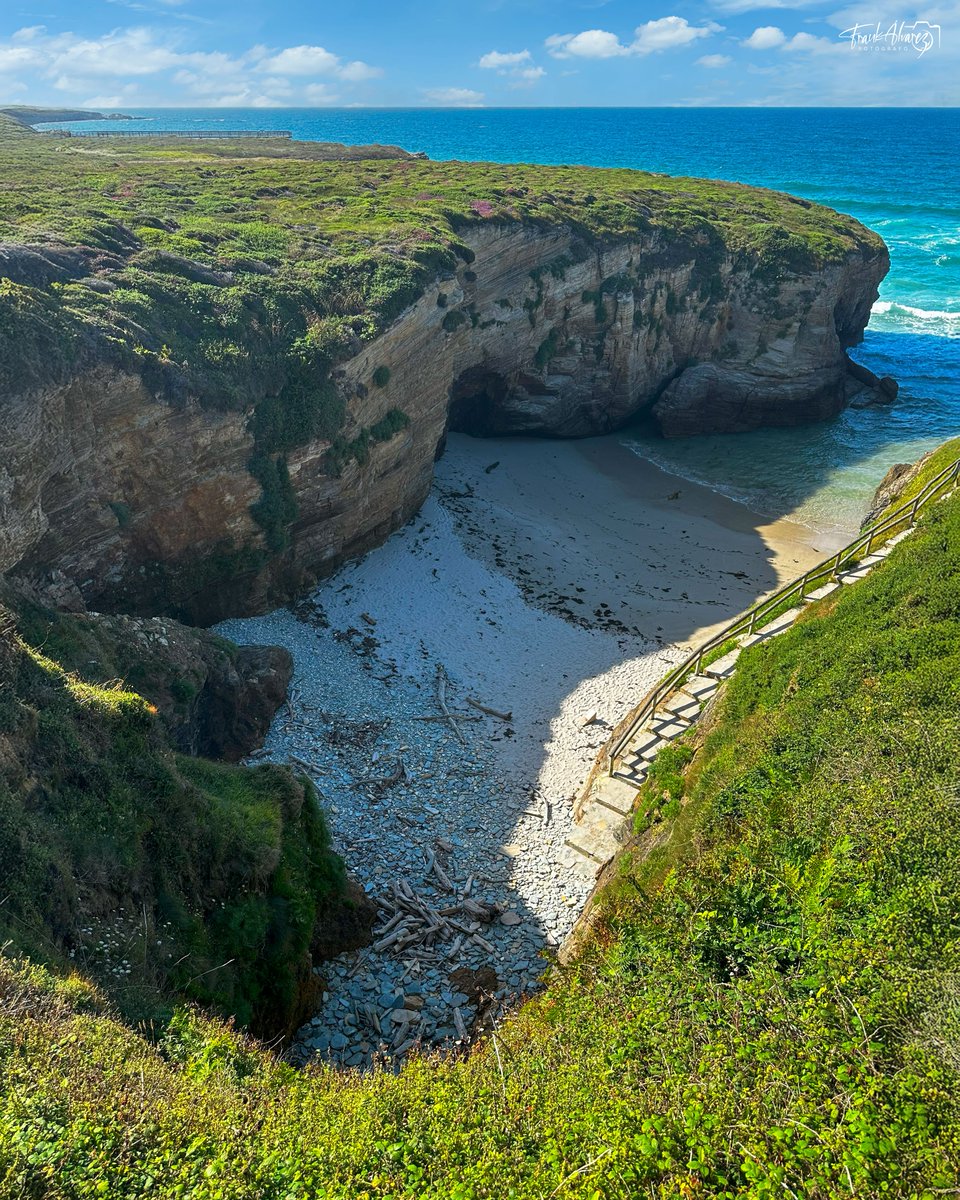 La Playa de las Catedrales, en Ribadeo, es un templo natural esculpido por el mar 🌊⛪. Sus arcos de piedra alcanzan los 30m y solo se revelan en marea baja.

📍 Playa de las Catedrales, Galicia, España 🇪🇸
🔗Visita: linktr.ee/byfrankalvarez

#playadelascatedrales #ribadeo