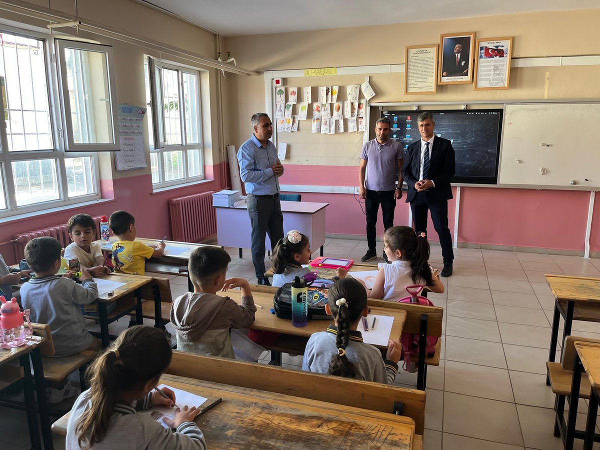 Ahlat İlçe Milli Eğitim (@ahlatilce) on Twitter photo Yeni Eğitim Öğretim Yılı Başladı
📍Abdurrahman Gazi İlkokulu
🇹🇷Millî Eğitim Müdürümüz Sn. <a href="/rafetakgn1/">rafet akgün🟢🇹🇷</a> 2025-2026 Eğitim Öğretim Yılının ilk gününde Abdurrahman Gazi İlkokulunu ziyaret etti. Tüm öğrencilerimize başarı dolu bir yıl diliyoruz <a href="/tcmeb/">Millî Eğitim Bakanlığı</a> <a href="/Yusuf__Tekin/">Yusuf Tekin</a> <a href="/ahmetkarakaya37/">Ahmet Karakaya</a> Yeni Eğitim Öğretim Yılı Başladı
📍Abdurrahman Gazi İlkokulu
🇹🇷Millî Eğitim Müdürümüz Sn. <a href="/rafetakgn1/">rafet akgün🟢🇹🇷</a> 2025-2026 Eğitim Öğretim Yılının ilk gününde Abdurrahman Gazi İlkokulunu ziyaret etti. Tüm öğrencilerimize başarı dolu bir yıl diliyoruz <a href="/tcmeb/">Millî Eğitim Bakanlığı</a> <a href="/Yusuf__Tekin/">Yusuf Tekin</a> <a href="/ahmetkarakaya37/">Ahmet Karakaya</a>