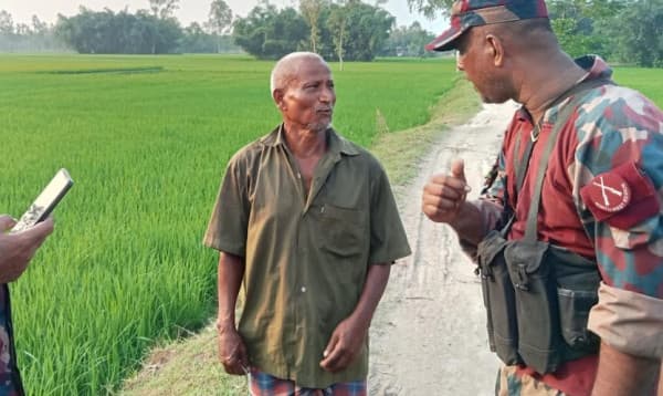 HinduVoice_in's tweet photo. News coming in from #Coochbehar district of #WestBengal.
This morning, Bangladeshi smugglers abducted Indian farmer Krishnakanta Barman from the zero line of #Mirapara India-Bangladesh international borders of #Shitalkuchi of #Coochbehar district.
After receiving information from the BSF, BGB(Border Guard Bangladesh) launched a search operation and recovered him.
Half an hour ago, Krishnakanta Barman returned to India.