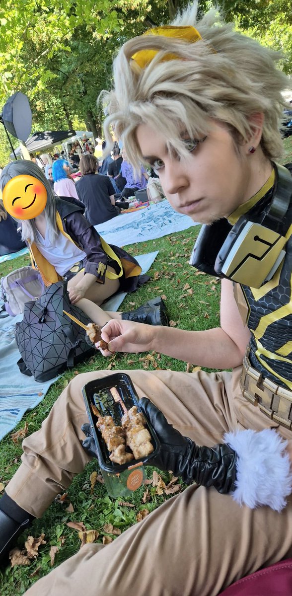 RukaCosplay's tweet photo. Let the bird eat his food 😂
Photos by @ShatteredPhoto 

#Connichi2025 #hawks #cosplay #bnha #mha https://t.co/WqmMWWIxO2