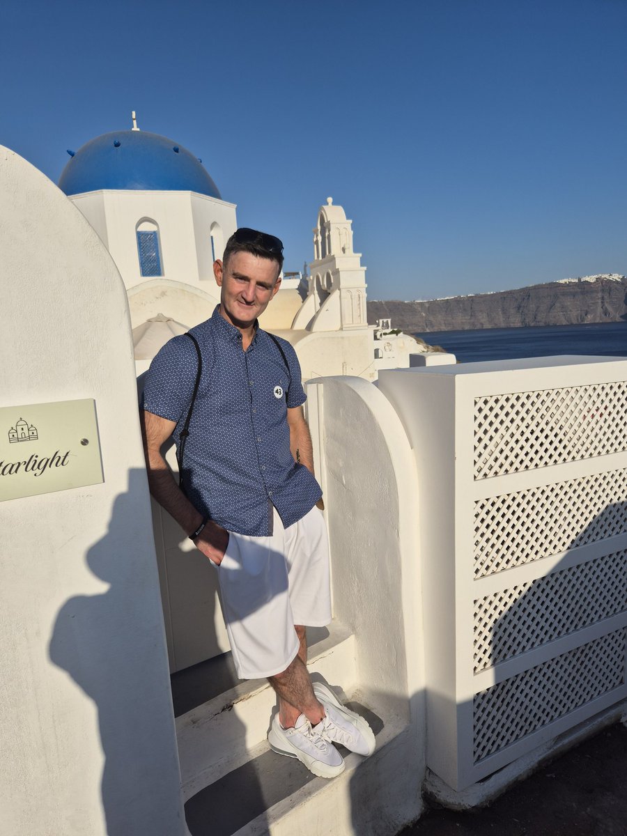 bruceyafc's tweet photo. not a bad way to spend the day 🇬🇷 #Santorini https://t.co/z1oCoH9Ekk
