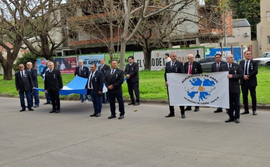adridami8's tweet photo. Desfile por el aniversario de La Policía de Santa Fe  La Agrupación 2 de Abril de Veteranos de Guerra de Santa Fe presentes @maxipullaro @GiselaScaglia @VirCoudannes @adrianamolina20 @ClaraGarcia_SF
@PabloCocoX @AiredeSantaFe @unosantafe  @ellitoral @CamaraDipSF @SenadoSantaFe https://t.co/mhyBjtKEq9