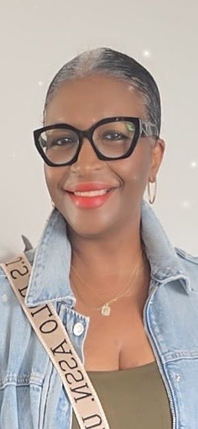 clovermyrie's tweet image. This journey has taught me that beauty isn’t defined by trends, but by confidence. I’m embracing the silver, and it feels powerful. Here’s to showing up as my true self bold, brilliant, and beautifully grey. #Evolving
#GreyHairJourney #1month #SilverConfidence #OwnYourGlow