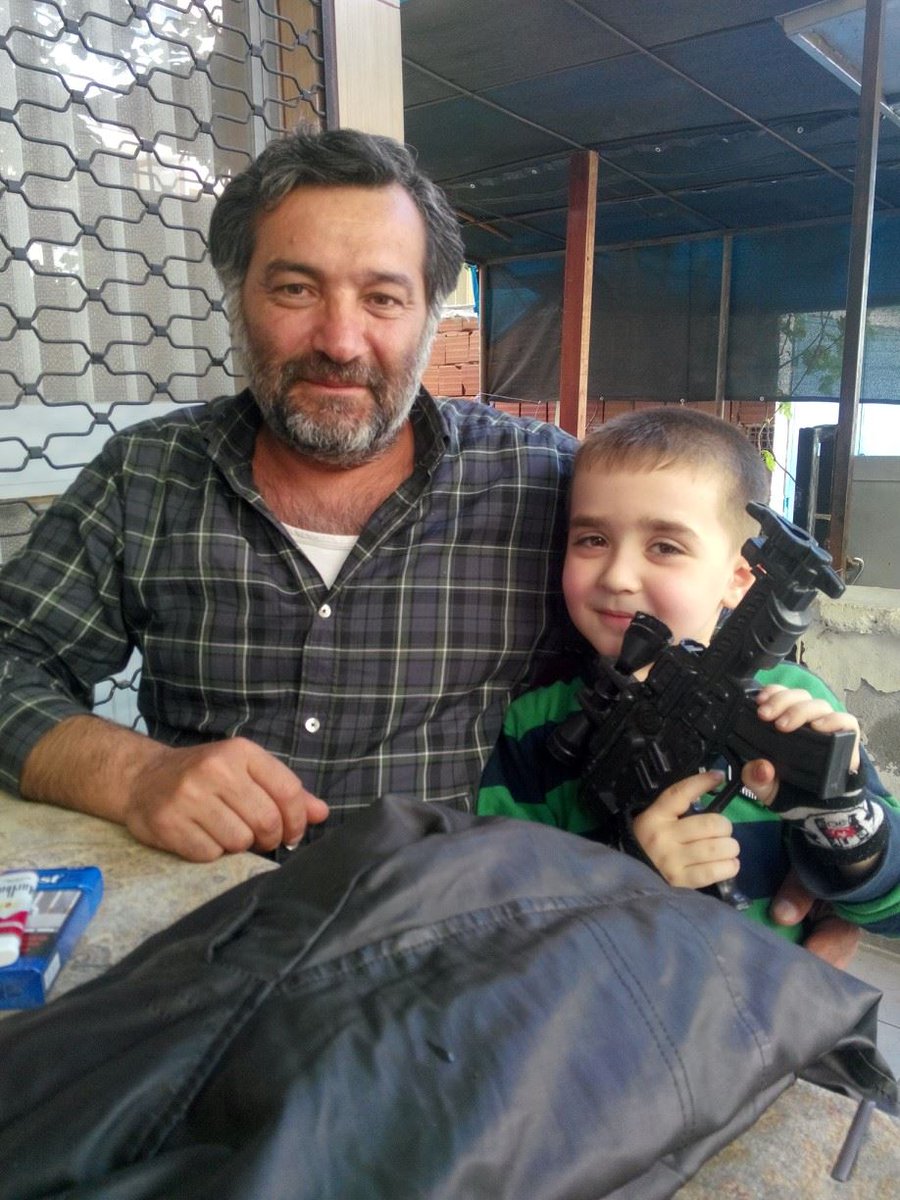 İzmir’de 2 polisi şehit eden 16 yaşındaki Eren Bigül'ün çocukluğu..
Ailesi tarafından nasıl canice yetiştirildiğinin ispatıdır.
Facebook paylasimi yorumlari herseyi gosteriyor..
facebook.com/nuhveryunus.bi…
#izmir #şehit #Balçaova #polis #SalihİşgörenPolisMerkezi #erenbigül