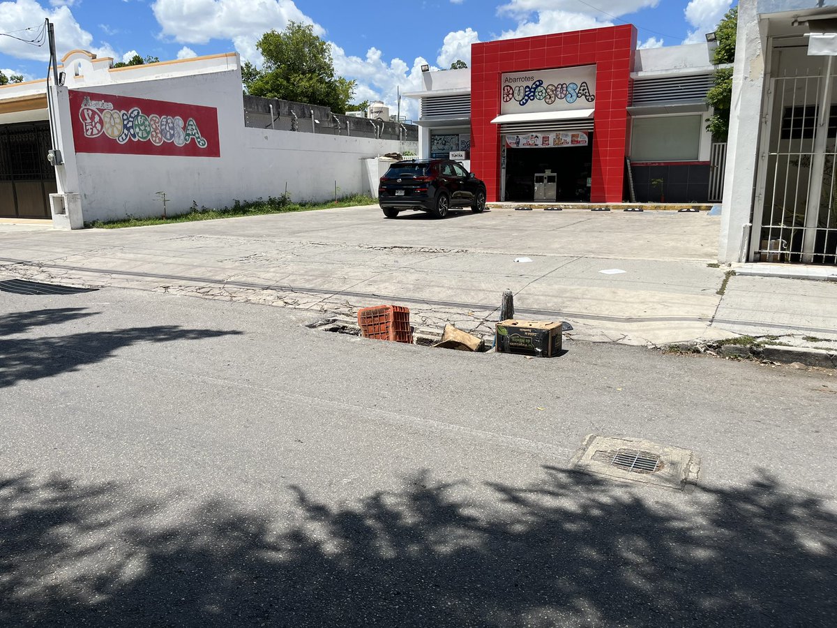 MenDHectorRH's tweet photo. @AyuntaMerida Les di la dirección para que verifiquen,me parece que es obligación de ustedes analizar ya que se trata de una vía pública. Pero haber si estas fotografías les hacen ver lo urgente y grave de este asunto https://t.co/cR6STow8Um
