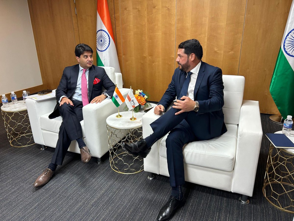 Este día junto al Ministro de Comunicaciones y Desarrollo de la Región Noreste del Gobierno de la India @Jm_Scindia  y Vandita Kaul, Secretaria (Post) firmamos  Carta de Intenciónes entre el Departamento de Correos del Ministerio de Comunicaciones del Gobierno de la India y la