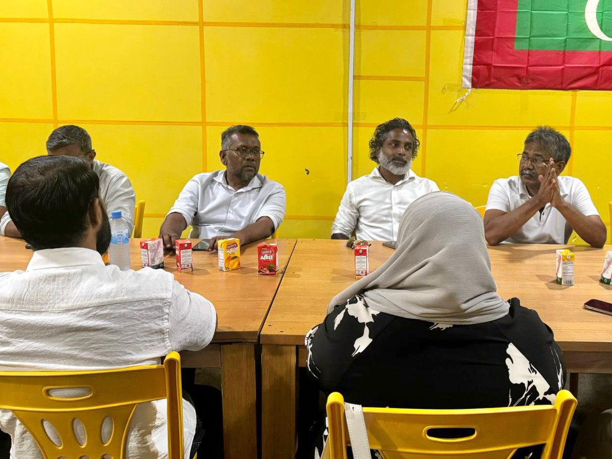 addumpmode's tweet photo. އޮކްޓޯބަރު 3 ވަނަ ދުވަހު ބާއްވާ ހަރަކާތުގެ ތައްޔާރިތަކާ ގުޅޭގޮތުން ޗެއާޕާސަން @faya_i ޕާޓީގެ ޓީމްތަކާއި މަޝްވަރާކުރުން.

#LootuvaifiLootuvaifi #EkugaaGadhakoh https://t.co/C2Aq4KtpXI