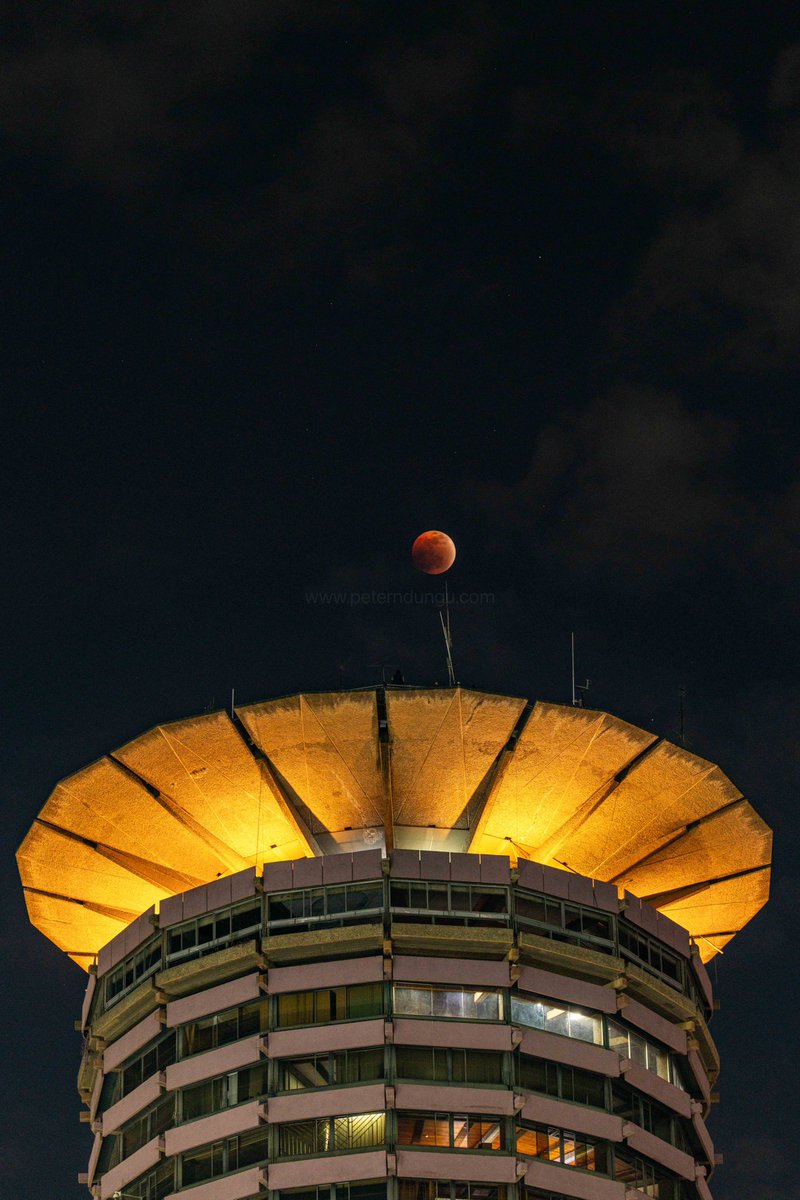 peternduungu's tweet photo. Some photos I took of yesterday’s blood moon at KICC. https://t.co/Zaug0pdt8n