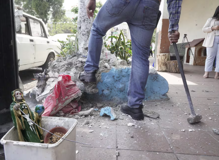 Expedientes_ec's tweet image. 🇪🇨 | Ataque armado frente a un altar de la Santa Muerte en Guayaquil deja un muerto y dos heridos. La estructura fue demolida por autoridades al considerarla parte de la “narcocultura”.
 expedientes.ec/ataque-armado-…

#Guayaquil #Violencia #SantaMuerte