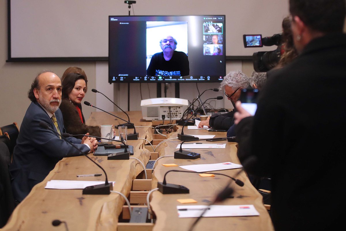 Esta mañana participé como integrante del jurado del Premio Nacional de Artes Plásticas 2025 y elegimos a Alejandro "Mono" González. Mis felicitaciones por este reconocimiento y por hacer del muralismo un arte vivo y popular. Su obra es parte de la identidad de Chile 🇨🇱