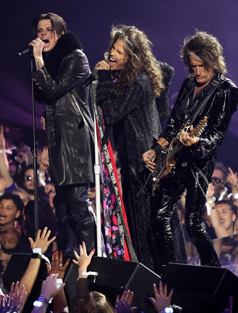 Can we talk about <a href="/yungblud/">YUNGBLUD</a> at the vmas???