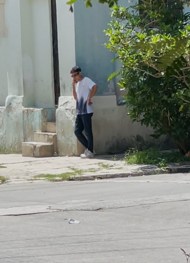 CamilaAcostaCu's tweet photo. 🚨 8/9/2025 Día Internacional del Periodista. Sin embargo, en #Cuba es una fecha más para violar nuestros DD.HH. 
Por segundo día consecutivo, tengo vigilancia de la policía política cubana para impedirme salir de mi vivienda.
📷 Represores del G2 al frente del operativo https://t.co/avhutom3qe