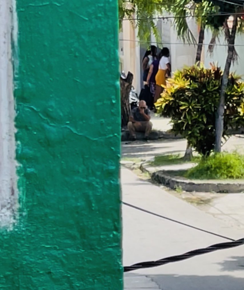 CamilaAcostaCu's tweet photo. 🚨 8/9/2025 Día Internacional del Periodista. Sin embargo, en #Cuba es una fecha más para violar nuestros DD.HH. 
Por segundo día consecutivo, tengo vigilancia de la policía política cubana para impedirme salir de mi vivienda.
📷 Represores del G2 al frente del operativo https://t.co/avhutom3qe