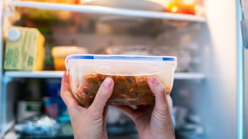 En nuestro hogar no se desaprovecha la comida, lo que sobra se guarda perfectamente en un tupper y se refrigera.
Ya hasta que se echa perder entonces se tira.

RT si eres del mismo team 😅