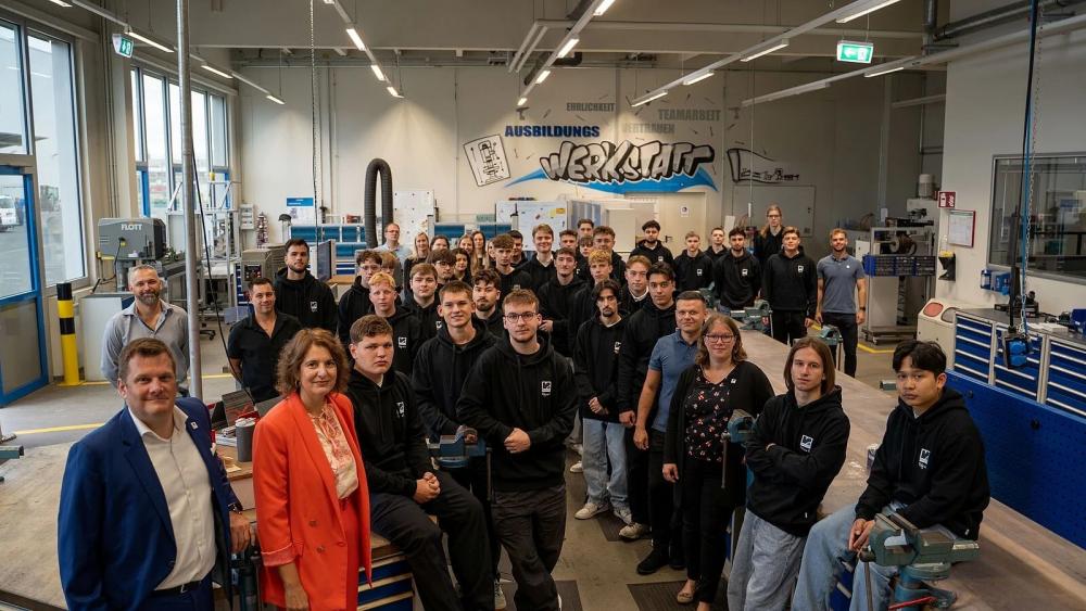 💼🏭 52 apprentices and dual students began their professional careers at RENOLIT. The young professionals started their careers at the headquarters in Worms as well as at the German production sites.

windoorexpert.eu/news/news,3675…

#RENOLIT