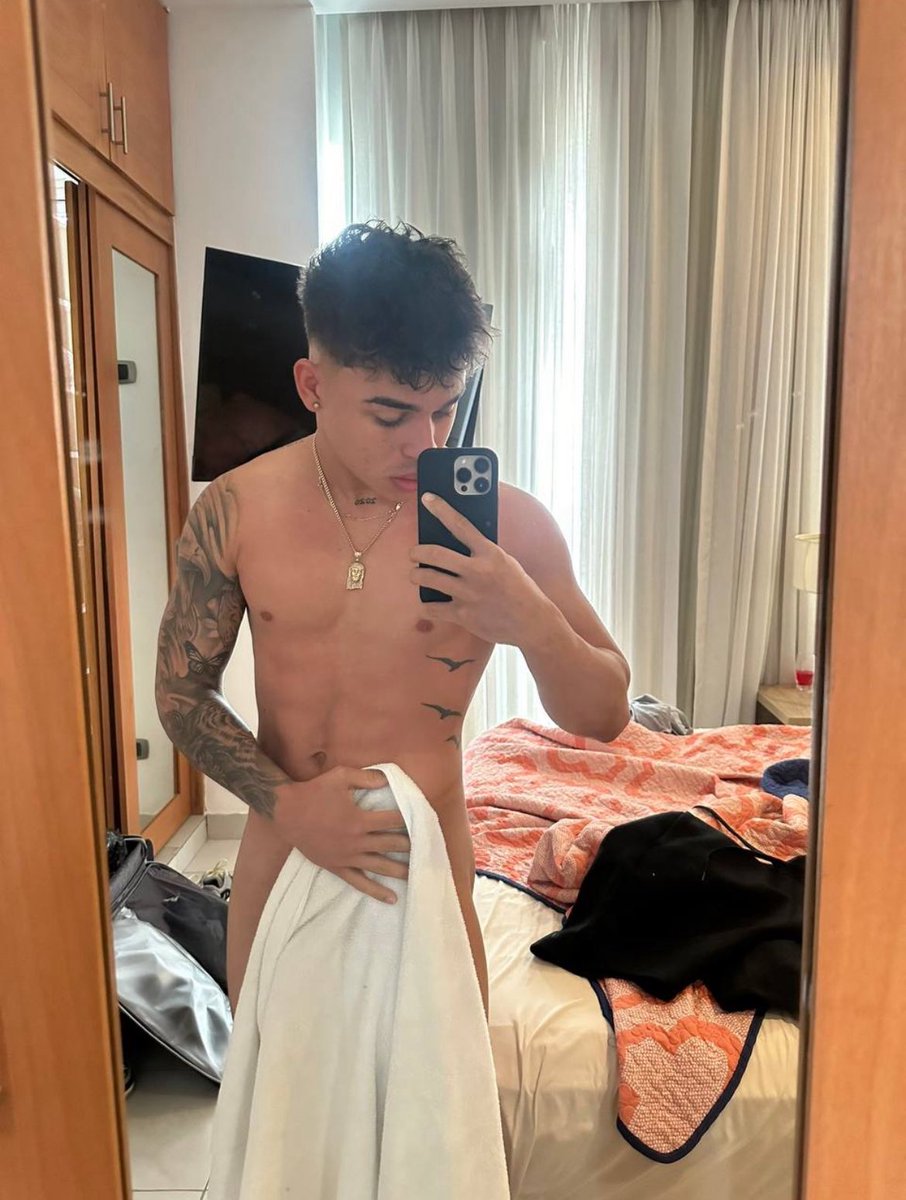 packsdfamososs's tweet photo. Jlexis 😳😳 https://t.co/WWSPb6Kqs9