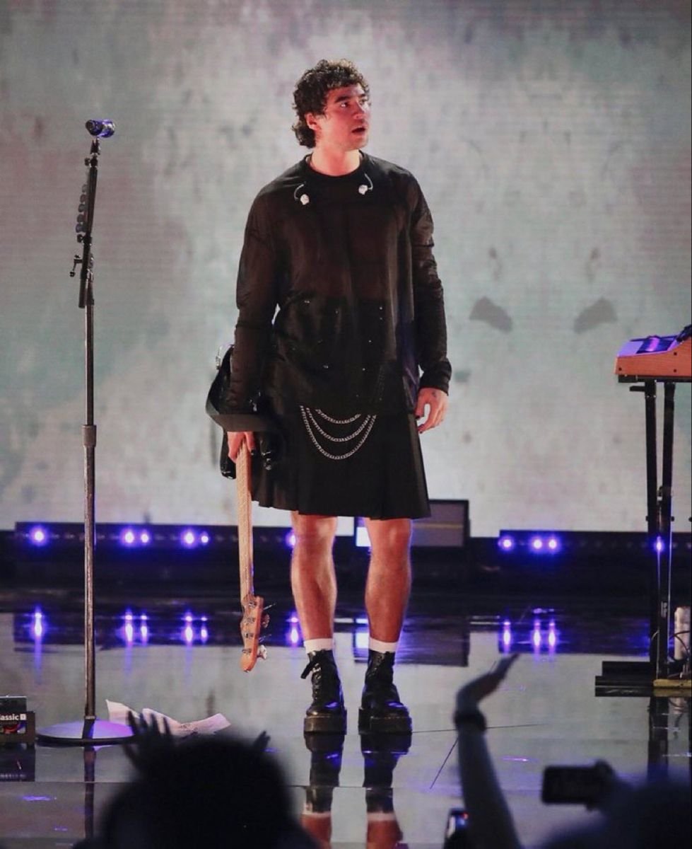 cthsmilebot's tweet photo. pls bring the chain skirt back https://t.co/Zajuk6JX8L