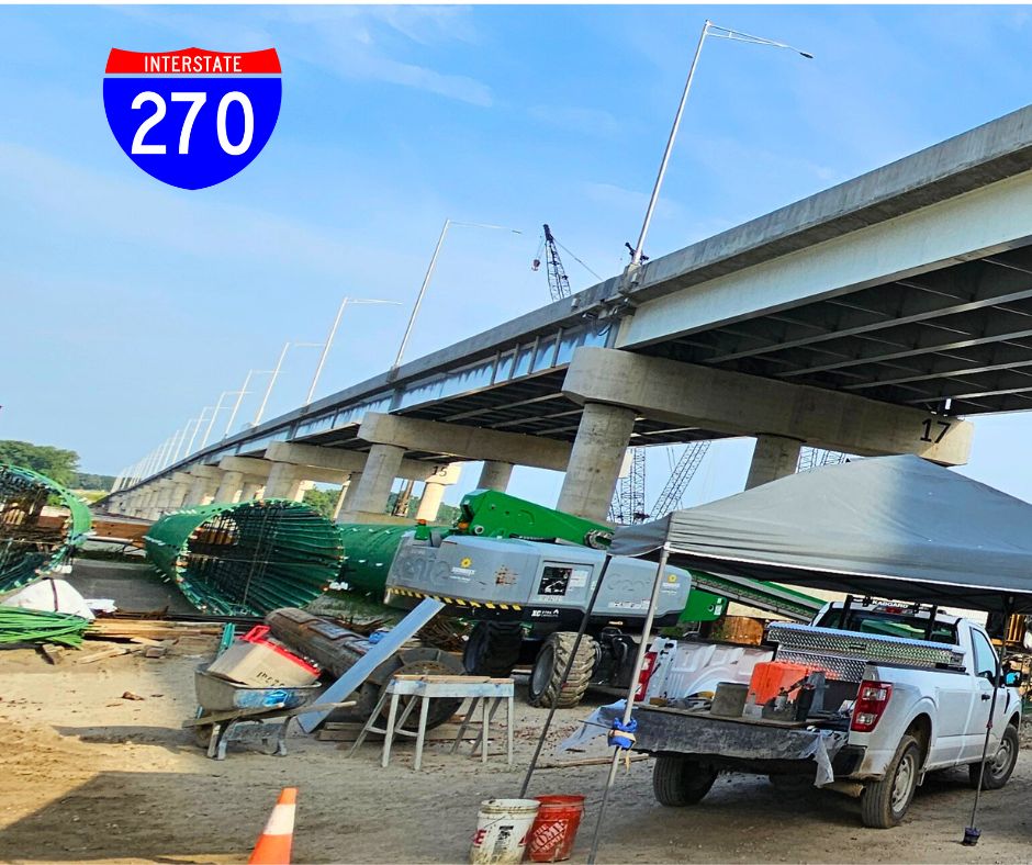 IDOTDistrict8's tweet photo. 🚧 Big progress on the I-270 Mississippi River Bridge in Madison County! Drilled shafts are going deep, piers and abutments are rising, and new light poles are brightening westbound lanes. Nighttime lane closures continue. Project wraps up in 2027! 🌉

📷 https://t.co/c6O2agj8s8 https://t.co/b9JxiyZX11