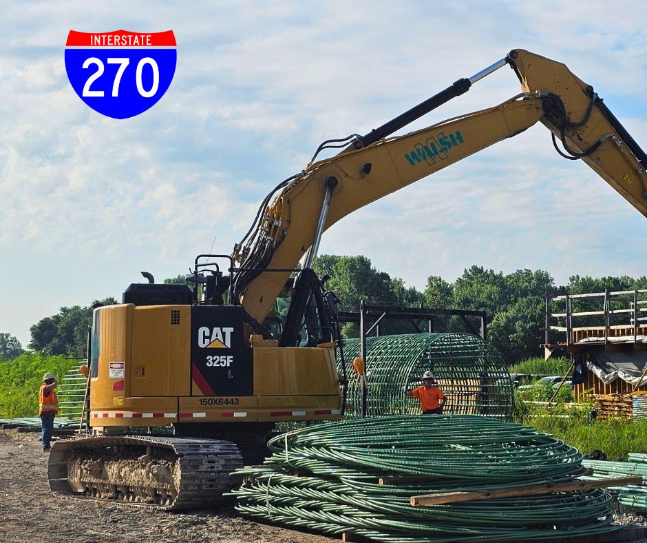 IDOTDistrict8's tweet photo. 🚧 Big progress on the I-270 Mississippi River Bridge in Madison County! Drilled shafts are going deep, piers and abutments are rising, and new light poles are brightening westbound lanes. Nighttime lane closures continue. Project wraps up in 2027! 🌉

📷 https://t.co/c6O2agj8s8 https://t.co/b9JxiyZX11