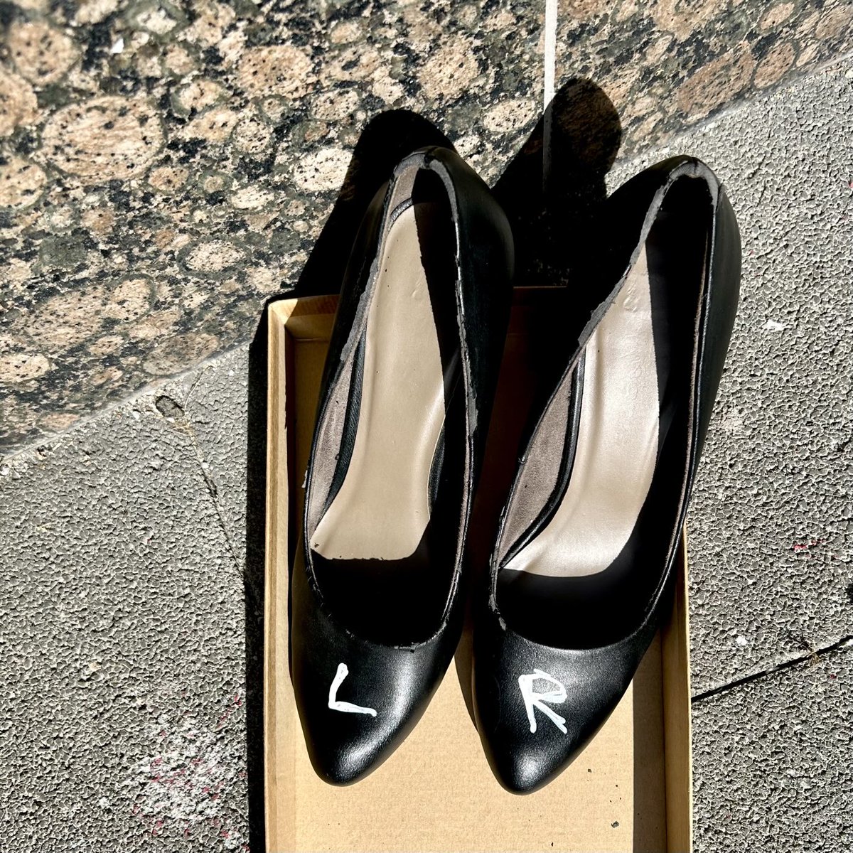 #sheiscurating #leftright #shoes #streetartfrankfurt #readymade