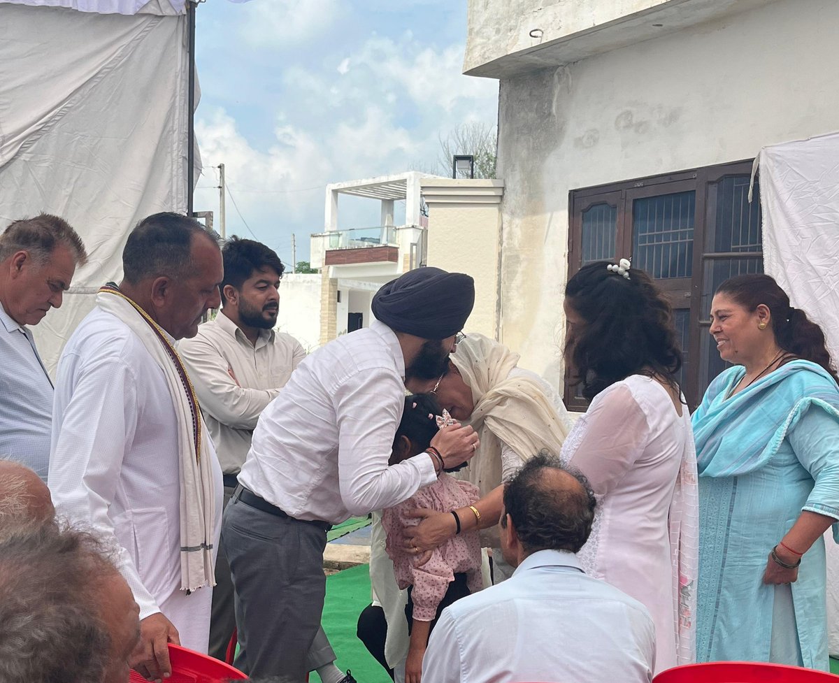 diosamba1's tweet photo. SDM Ghagwal @KJSBali along with Sub-Division Administration paid heartfelt tributes to Shaheed Major Rohit Kumar on his 4th Punya Tithi at Village Tapyal. His valour &amp; supreme sacrifice will forever inspire generations. @diprjk @dcsambaoffice @ddnews_jammu @AkashvaniAIR https://t.co/oRcwwqVzlP