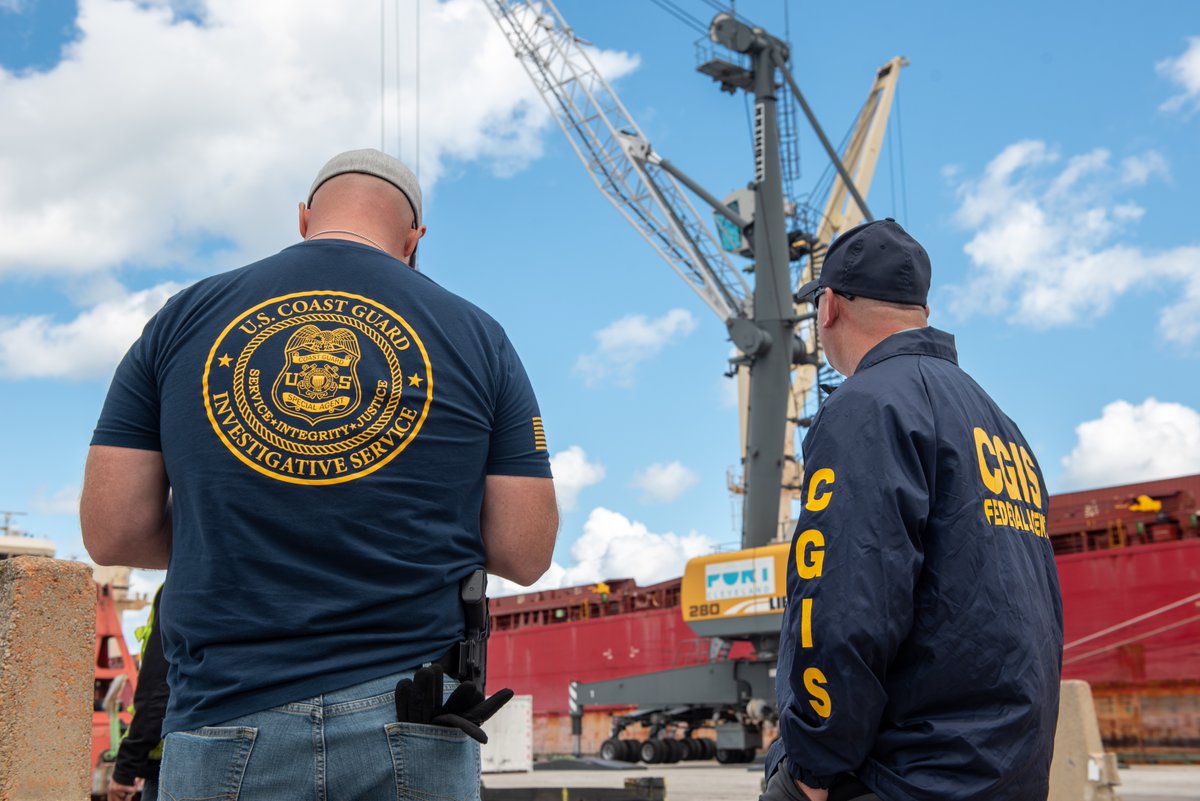 USCGGreatLakes's tweet image. (1/2) The @USCG led a multi-agency surface enforcement operation at the #PortofCleveland Aug. 26, ensuring compliance with the Maritime Transportation Security Act &amp;amp; deterring illicit activity. Partners included @CBP, @TSA, CGIS, and local agencies 
#MaritimeSecurity #GreatLakes