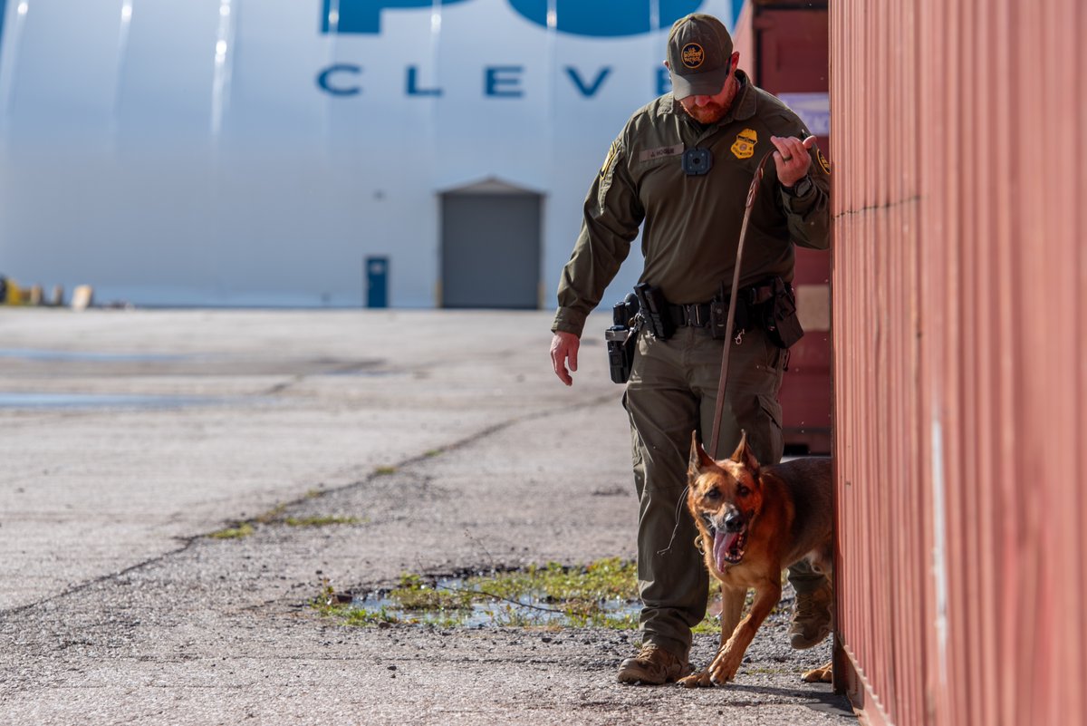 USCGGreatLakes's tweet image. (1/2) The @USCG led a multi-agency surface enforcement operation at the #PortofCleveland Aug. 26, ensuring compliance with the Maritime Transportation Security Act &amp;amp; deterring illicit activity. Partners included @CBP, @TSA, CGIS, and local agencies 
#MaritimeSecurity #GreatLakes