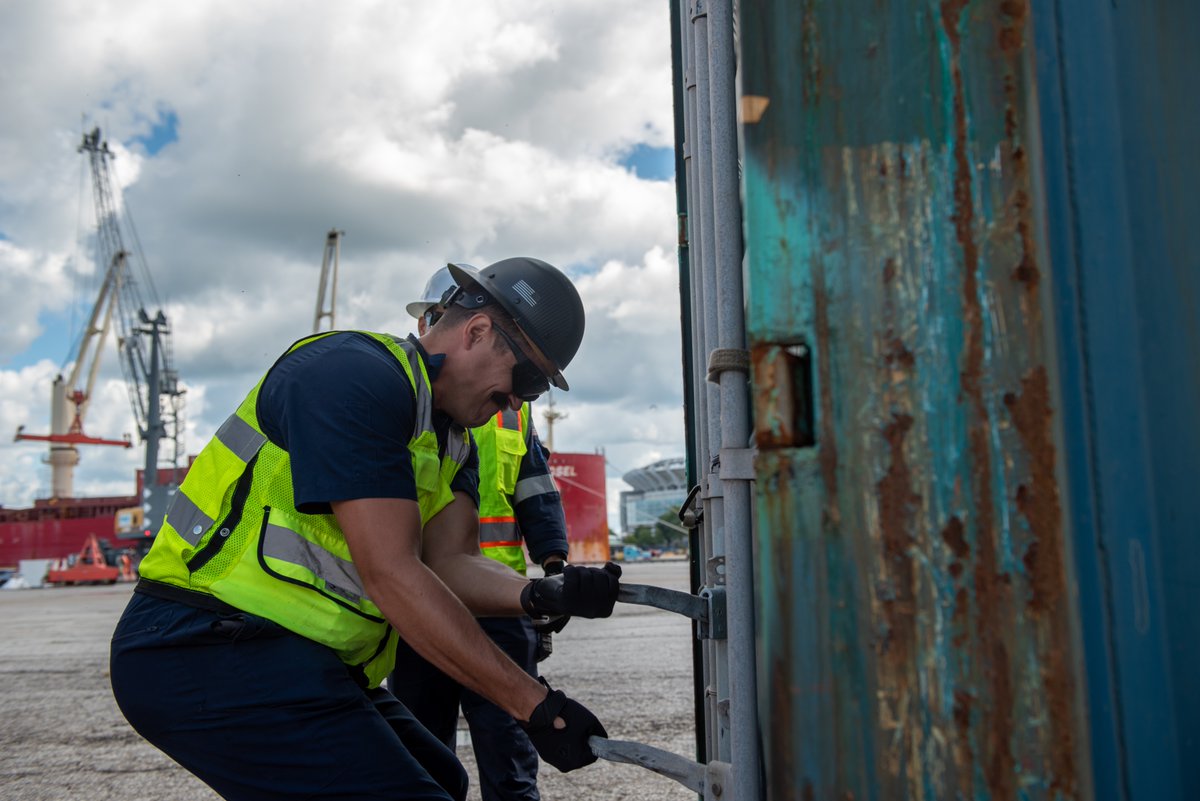 USCGGreatLakes's tweet image. (1/2) The @USCG led a multi-agency surface enforcement operation at the #PortofCleveland Aug. 26, ensuring compliance with the Maritime Transportation Security Act &amp;amp; deterring illicit activity. Partners included @CBP, @TSA, CGIS, and local agencies 
#MaritimeSecurity #GreatLakes
