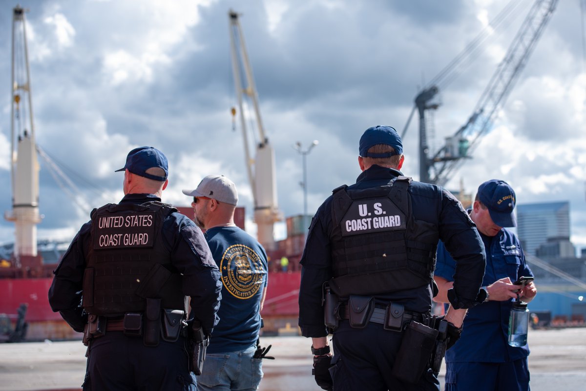 USCGGreatLakes's tweet image. (1/2) The @USCG led a multi-agency surface enforcement operation at the #PortofCleveland Aug. 26, ensuring compliance with the Maritime Transportation Security Act &amp;amp; deterring illicit activity. Partners included @CBP, @TSA, CGIS, and local agencies 
#MaritimeSecurity #GreatLakes