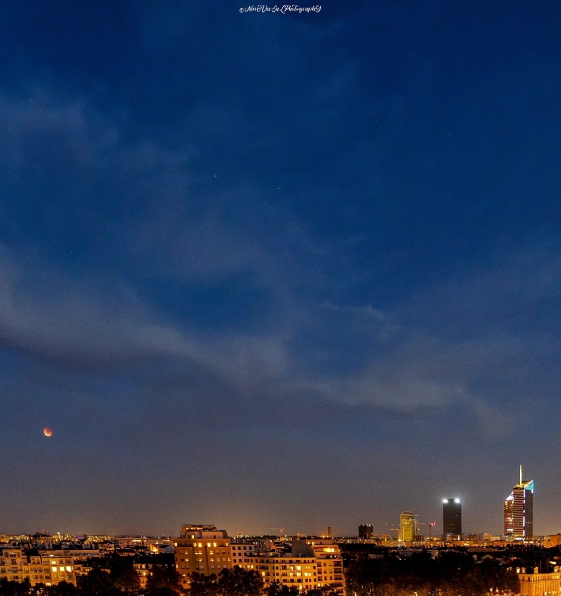 Petite boule orange dans le ciel Lyonnais hier soir pour le début de l'éclipse lunaire 🎑 🦁

Par ©️ Ninoversalphotography ( Instagram / Facebook )

#Eclipse #EclipseLunar #LunarEclipse #lyon #picoftheday #pictureoftheday #photooftheday #photography